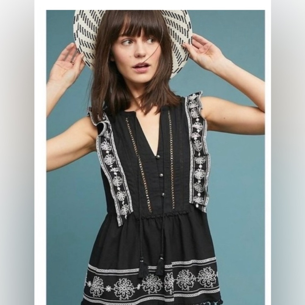 Anthropologie Akemi & Kin, Black&White ruffle short sleeve embroidered top.Size2
